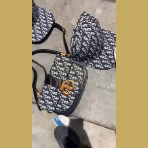 Ensemble chic sac à main et casquette motif monogramme